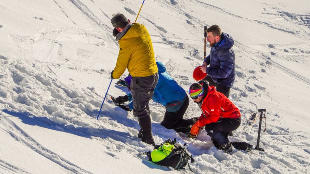 Ćwiczenia z sondowania osoby zasypanej na kursie skiturowo-lawinowym